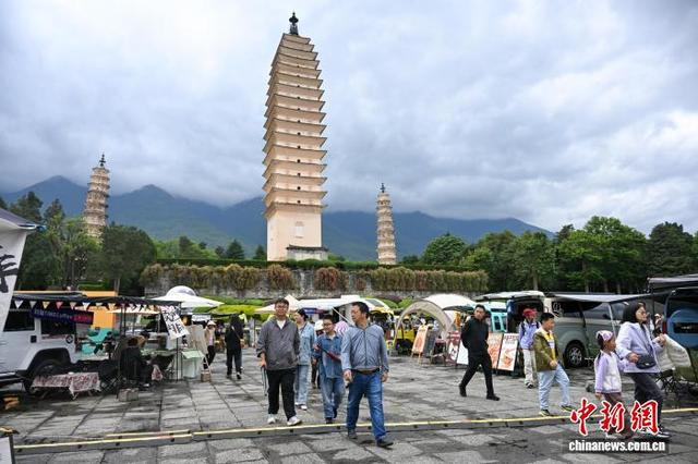 5月1日，市民、游客漫步在咖啡集市中。中新社记者 李嘉娴 摄