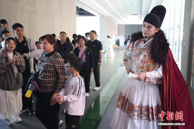 5月1日，江苏南京，演员在大报恩寺遗址景区内与游客互动。中新社记者 泱波 摄