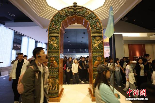 5月1日，江苏南京，游客们在大报恩寺遗址景区内参观展陈的文物。中新社记者 泱波 摄