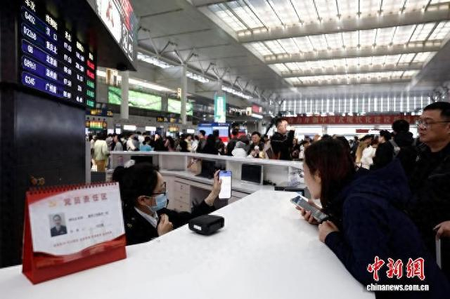 在铁路上海虹桥站，工作人员帮助旅客查找检票口。中新网记者 殷立勤 摄