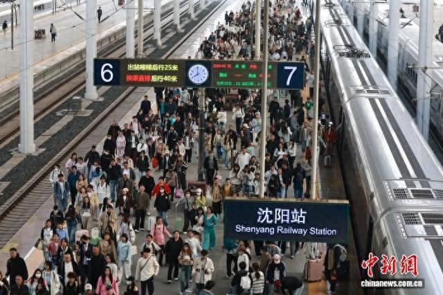 5月1日，旅客在辽宁沈阳站乘车。 中新社记者 于海洋 摄