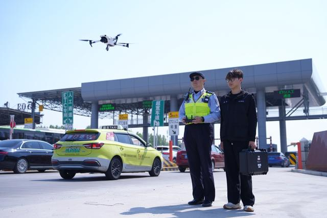 高东收费口，民警启用警用无人机开展高空巡查。上海市公安局供图