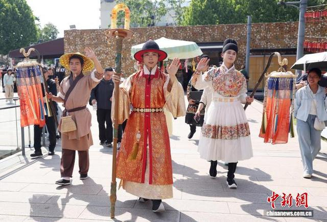 5月1日，江苏南京，演员在大报恩寺遗址景区内巡游并与游客互动。中新社记者 泱波 摄