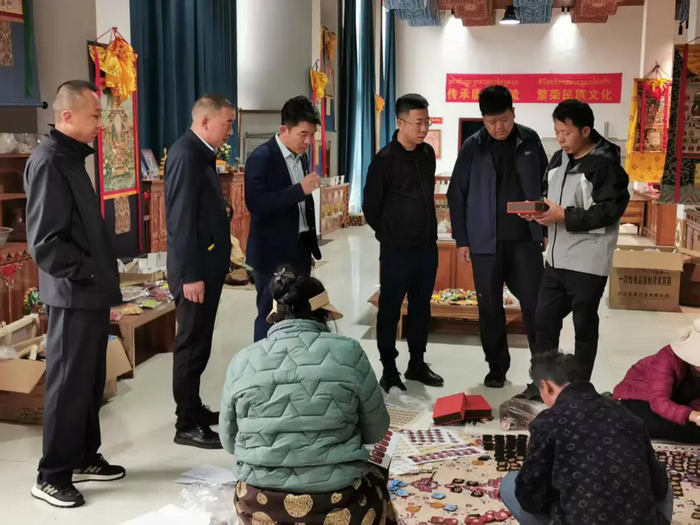 图为桑珠荣合作社的负责人西绕尼玛（右一）向来访人员介绍合作社各类特色产品。