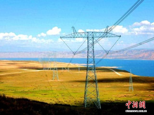资料图为2022年6月9日，青海省海南州龙羊峡畔的±800千伏青豫特高压直流输电线路。谢莉蓉 摄