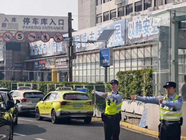 民警在上海火车站外围疏导交通。上海市公安局供图