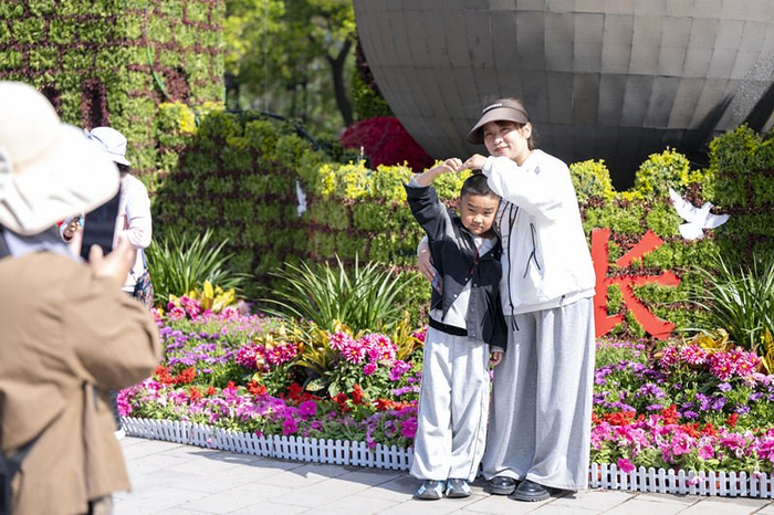 “五一”假期首日，八达岭长城迎来客流小高峰。李晓鹏 摄