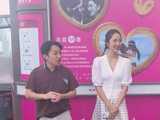 王祖蓝街头活动身高不及妻子，逗得妻子开怀大笑