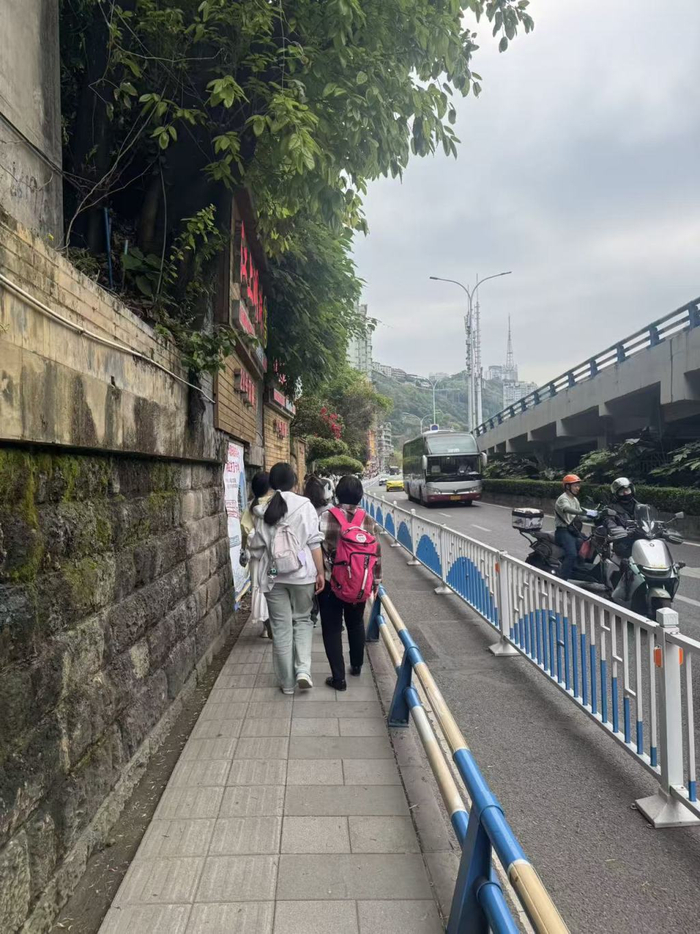 游客返回李子坝站，人行横道最窄处仅可容纳3人并行。