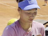 郑钦文训练后签名，当地观众中文呼喊获回应