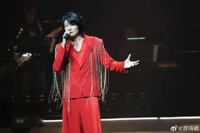 时隔八年再次公开演唱，张宇在游鸿明演唱会上的表现和状态如何？|舞台|复出|台北|白发|妻子_手机新浪网