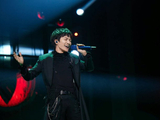 歌曲《默》的现场演绎与录音室版本相比有哪些不同之处？