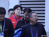 刘国梁惊喜现身伦敦！拍王楚钦肩膀寄予厚望 国乒头号主力乐开花