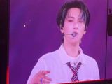 严浩翔广州演唱会红发烟熏妆造型亮相