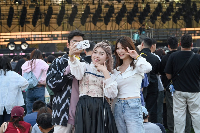 2026年5月1日，刘女士和她的丈夫与妹妹来到音乐节，他们正在自拍留念。澎湃新闻记者 吴栋 图