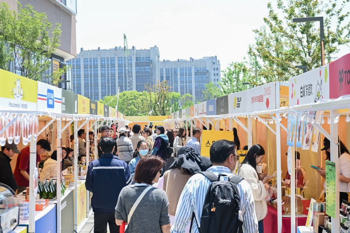 5月1日，上海虹桥前湾印象城MEGA，芝士节市集吸引众多市民游客。澎湃新闻记者 朱伟辉 图
