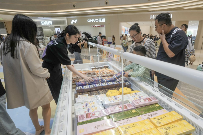 5月1日，上海虹桥前湾印象城MEGA，市民游客在选购商品。澎湃新闻记者 朱伟辉 图