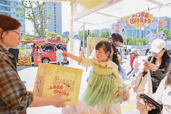 5月1日，上海虹桥前湾印象城MEGA，小女孩在芝士节现场购物。澎湃新闻记者 朱伟辉 图