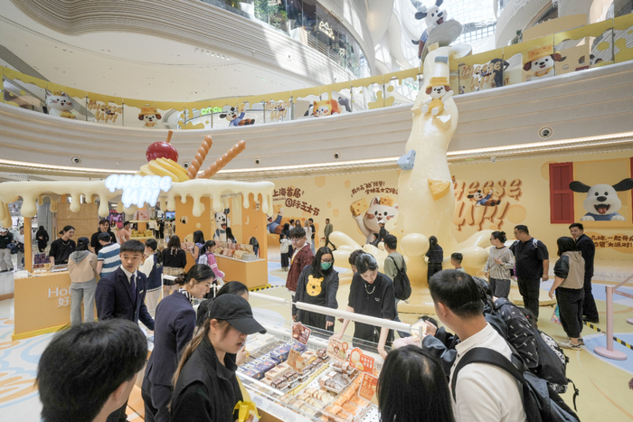 5月1日，上海虹桥前湾印象城MEGA，芝士节吸引众多市民游客。澎湃新闻记者 朱伟辉 图