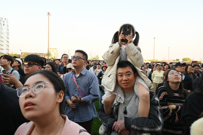 2026年5月1日，上海复兴岛，骑在父亲肩头的少女。澎湃新闻记者 吴栋 图