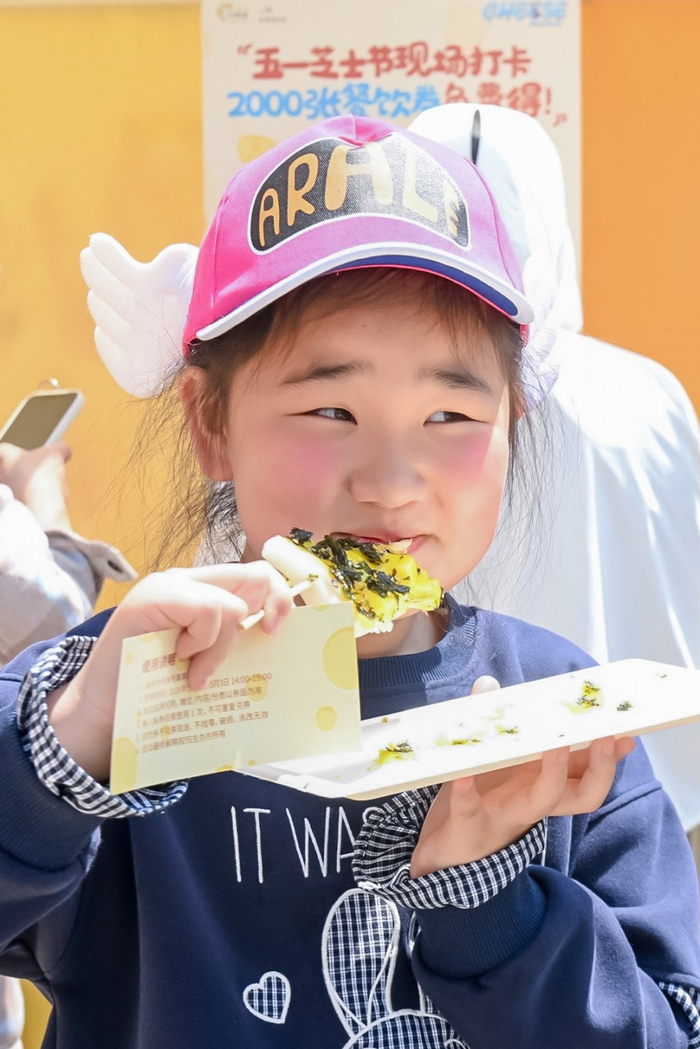 5月1日，上海虹桥前湾印象城MEGA，小朋友在品尝芝士年糕。澎湃新闻记者 朱伟辉 图