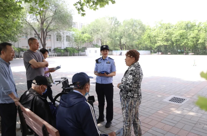 ▲马大姐（最右）和邻居们分享自己的经历。大兴警方供图