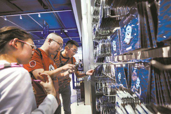             远道而来的成都球迷在上海“买买买”  本版图片  记者  李铭珅  摄          