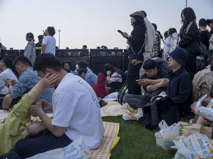 2026年5月1日，上海复兴岛，VIP区草地上观众，悠然惬意。澎湃新闻记者 许海峰 图
