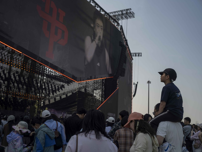 2026年5月1日，上海复兴岛，骑在父亲肩头的少年。澎湃新闻记者 许海峰 图