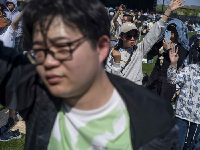 2026年5月1日，上海复兴岛，观众跟着台上的节奏欢呼。澎湃新闻记者 许海峰 图
