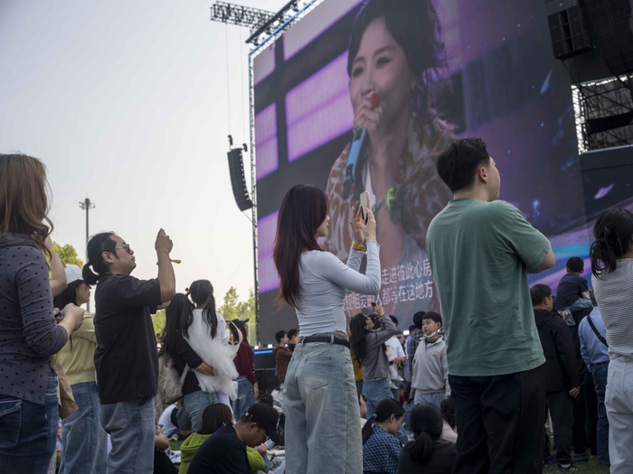 2026年5月1日，上海复兴岛，歌手黄雅莉出现，引起台下观众一阵骚动。澎湃新闻记者 许海峰 图