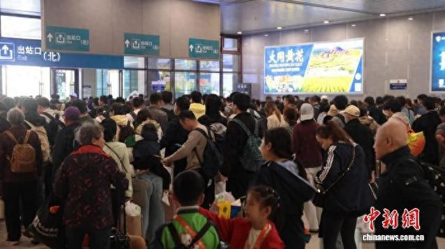 大同南站调配公交、出租车运力，畅通旅客出行“最后一公里”。张岩 摄