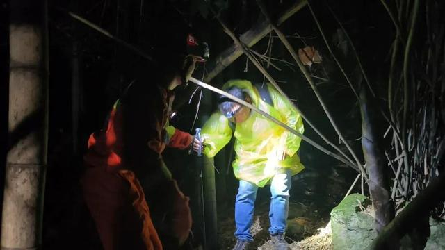 △4月18日，江西九江两名男子外出登山，下山时因手机电量耗尽，不慎迷路被困深山，后报警求助。