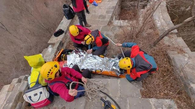 △3月28日，北京怀柔5人攀爬野山时，其中一位48岁女性不慎踩空，跌下10多米高的山崖，导致腰部骨折等多处伤情。