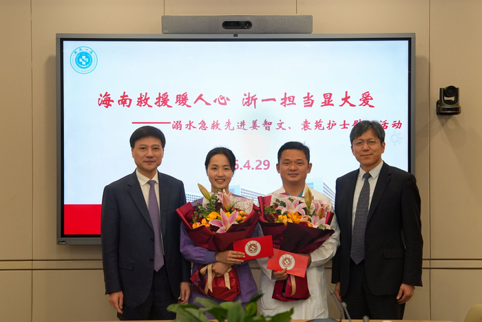 姜智文和袁苑接受医院的慰问。受访者供图