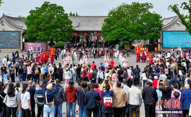 山西祁县乔家大院文化园区推出“乔家有喜·潮玩大院”为主题的系列文旅活动，吸引游客驻足观赏。王文娇 摄