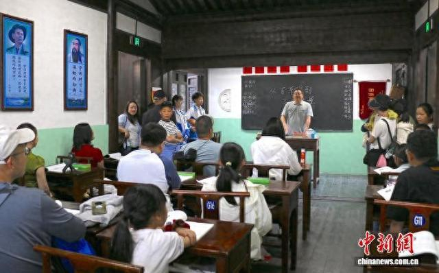 5月1日，游客在浙江绍兴鲁迅故里沉浸式体验“语文课”。项菁 摄