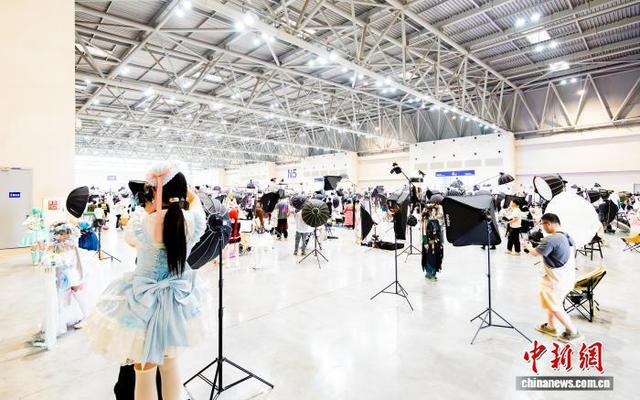 图为众多角色扮演者拍摄写真。黄维正 摄