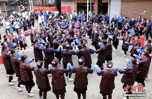 图为民众在跳多耶舞。龚普康 摄