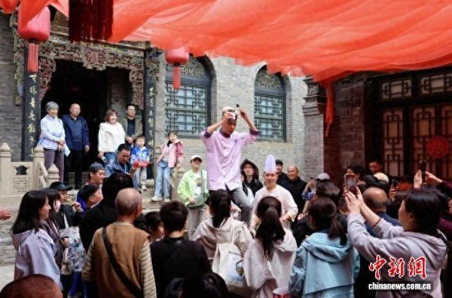 山西祁县乔家大院文化园区“乔家喜宴”沉浸式体验受热捧。王文娇 摄