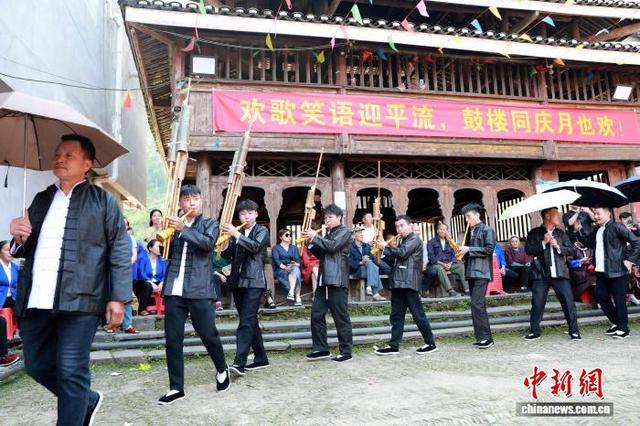 图为民众在吹芦笙。龚普康 摄