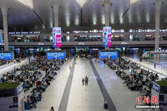 5月2日，在新疆乌鲁木齐站，旅客正在候车。“五一”假期首日，新疆铁路发送旅客量突破32万人次，创单日历史新高。 赵凯 摄