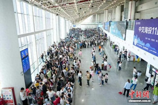“五一”假期首日琼州海峡客滚运输单日运输量创历史新高。珠江航务管理局 供图
