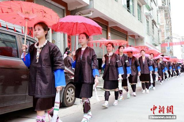 图为民俗巡游现场。龚普康 摄