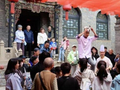山西祁县乔家大院“五一”迎客流高峰 “乔家喜宴”沉浸式体验受热捧