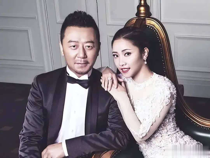  如今，58岁的郭涛事业有成、婚姻美满、儿女双全。他早已摆脱了年轻时的浮躁，变得从容淡定。郭涛不炒作、不张扬，把更多的时间和精力投入到家庭与作品中，用20年的坚守诠释了婚姻的真谛，用陪伴见证了孩子的成长。在这个流量至上、婚姻易变的娱乐圈，郭涛一家的平淡与温暖无疑是一股清流，也让网友们看到了，最好的生活便是事业稳步前行，爱人在侧，儿女成长，三餐四季，温情相伴。