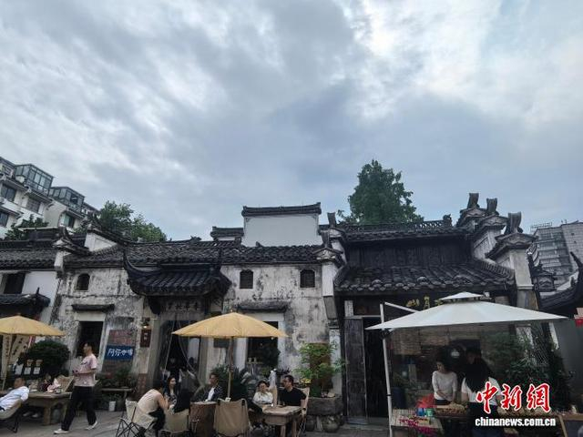 2日，浙江衢州上空云系增多。鲍梦妮 摄