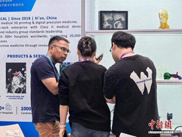 5月1日，第139届广交会上，中国的医疗器械产品吸引境外采购商。 中新社记者 张璐 摄
