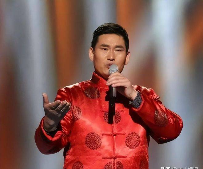  如今的时代，人人都在争抢麦克风，拼命地榨取自己身上的价值。但大衣哥却选择了不同的道路。他不愿被流量裹挟，不向资本低头，不追求虚名，也不张扬，只是守着那个多干活少说话的老理儿。这份看似笨拙的清醒，在如今这个喧嚣的世界里，反而显得尤为珍贵。