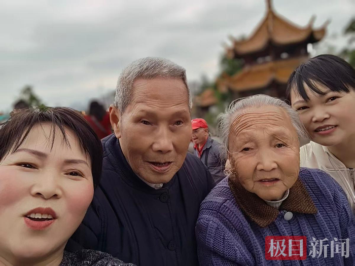 102岁老人拄拐游览黄鹤楼，湖北“长寿镇”百岁老人仍能生活自理